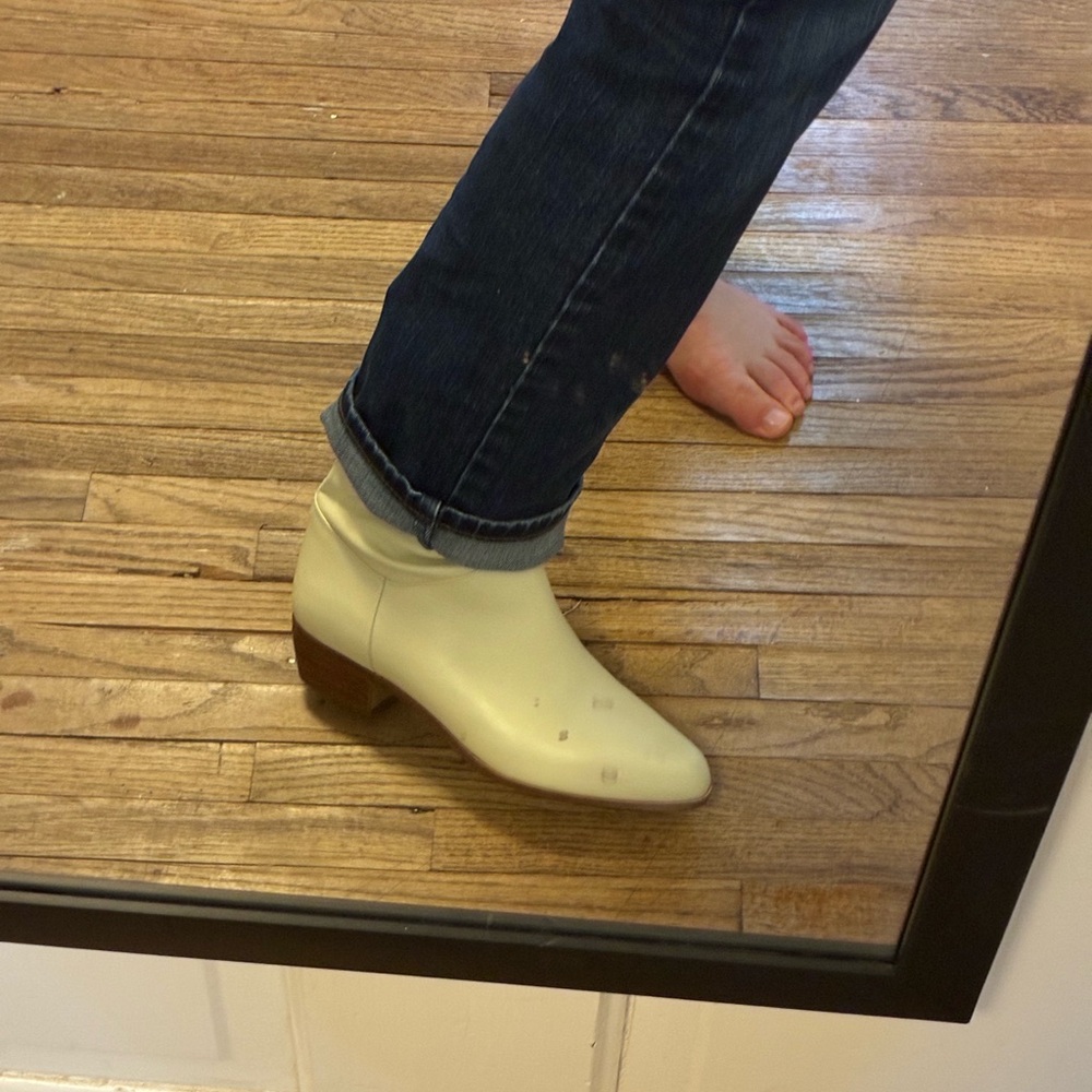 Flawless Vintage  Cream Colored Brazilian Leather Ankle Boots Size 6